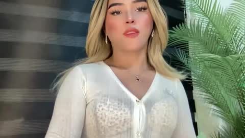 Snapshot of yvonne_guidotti chatting on 02.22.25 Miss Cali online show from 02.22.25