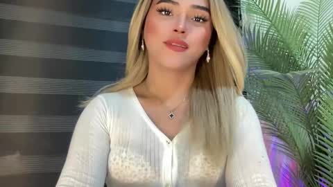 Snapshot of yvonne_guidotti chatting on 02.22.25 Miss Cali online show from 02.22.25