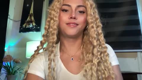 Snapshot of yvonne_guidotti chatting on 10.11.25 Miss Cali online show from 10.11.25