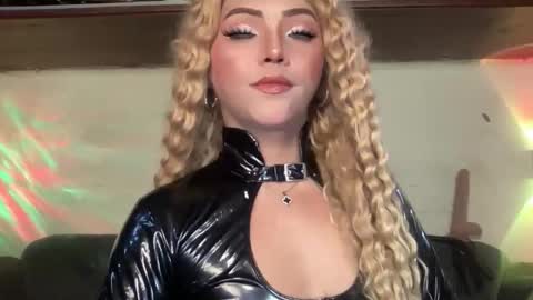 Snapshot of yvonne_guidotti chatting on 10.25.25 Miss Cali online show from 10.25.25