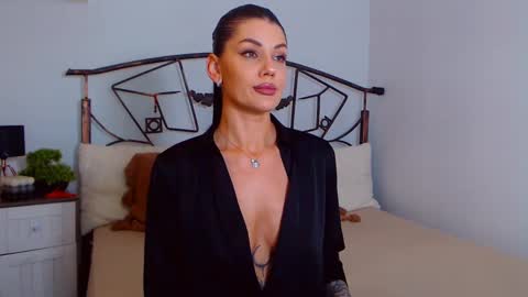 I V Y   online show from 03.04.25