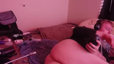 Snapshot of zachfeels chatting on 10.11.25 Zach Feels online show from 10.11.25