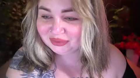 Snapshot of zarareign_ chatting on 06.22.26 Lola online show from 06.22.26