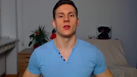 Snapshot of zeinmiracles chatting on 12.20.25 zeinmiracles online show from 12.20.25