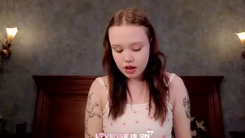 Snapshot of zeldaes chatting on 06.20.26 Emilia online show from 06.20.26