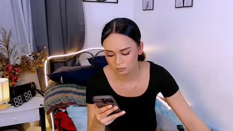 Snapshot of zialustts chatting on 10.25.25 Zia online show from 10.25.25