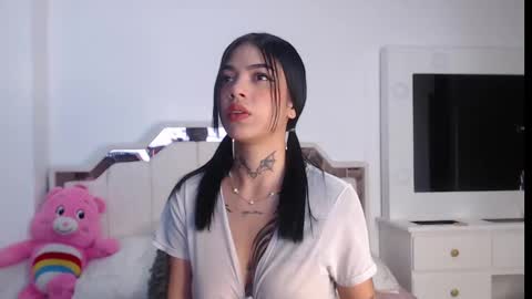 zoe_kravitx_ online show from 10.22.25