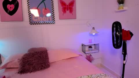 Snapshot of zoe_lynch_ chatting on 12.15.25 Zoe Lynch online show from 12.15.25