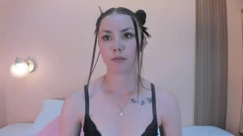 Snapshot of zoe_roux210949 chatting on 05.26.26 Zoe online show from 05.26.26