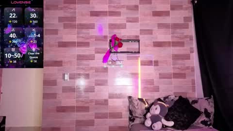 Snapshot of zoee_dolcee chatting on 12.20.25 Catt online show from 12.20.25