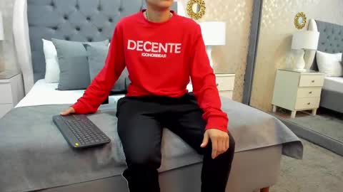 Snapshot of zoekrug chatting on 09.18.25 Zoe Krug online show from 09.18.25