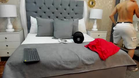 Snapshot of zoekrug chatting on 09.23.25 Zoe Krug online show from 09.23.25