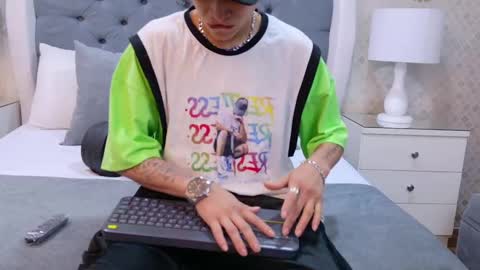 Snapshot of zoekrug chatting on 09.27.25 Zoe Krug online show from 09.27.25