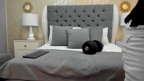 Snapshot of zoekrug chatting on 10.01.25 Zoe Krug online show from 10.01.25