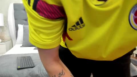 Snapshot of zoekrug chatting on 10.02.25 Zoe Krug online show from 10.02.25