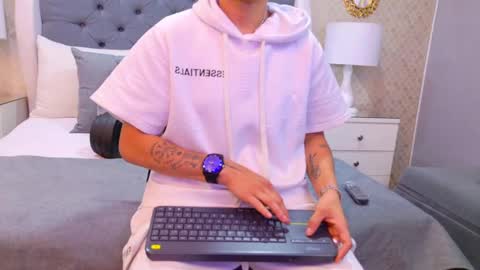 Snapshot of zoekrug chatting on 10.06.25 Zoe Krug online show from 10.06.25