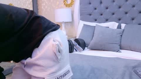 Snapshot of zoekrug chatting on 10.07.25 Zoe Krug online show from 10.07.25