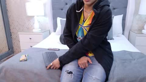 Snapshot of zoekrug chatting on 10.10.25 Zoe Krug online show from 10.10.25