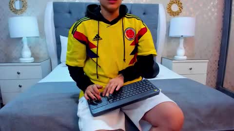 Snapshot of zoekrug chatting on 10.11.25 Zoe Krug online show from 10.11.25