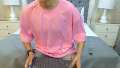 Snapshot of zoekrug chatting on 10.13.25 Zoe Krug online show from 10.13.25