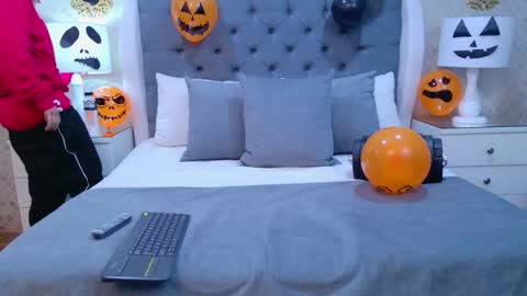 Snapshot of zoekrug chatting on 10.15.25 Zoe Krug online show from 10.15.25