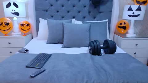 Snapshot of zoekrug chatting on 10.16.25 Zoe Krug online show from 10.16.25