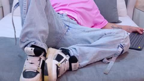 Snapshot of zoekrug chatting on 10.22.25 Zoe Krug online show from 10.22.25