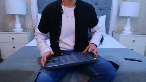 Snapshot of zoekrug chatting on 10.25.25 Zoe Krug online show from 10.25.25