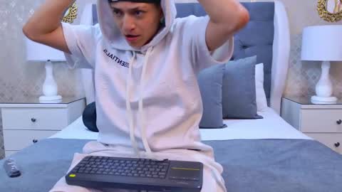 Snapshot of zoekrug chatting on 10.29.25 Zoe Krug online show from 10.29.25