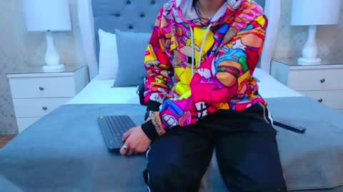 Snapshot of zoekrug chatting on 11.04.25 Zoe Krug online show from 11.04.25