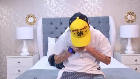 Snapshot of zoekrug chatting on 11.06.25 Zoe Krug online show from 11.06.25