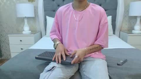 Snapshot of zoekrug chatting on 11.08.25 Zoe Krug online show from 11.08.25