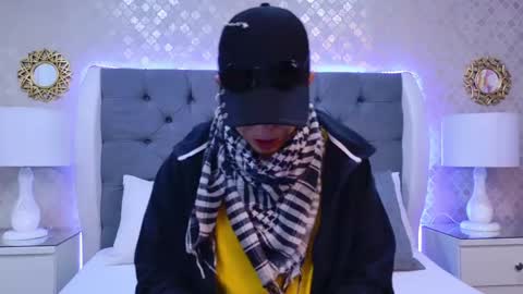 Snapshot of zoekrug chatting on 11.15.25 Zoe Krug online show from 11.15.25