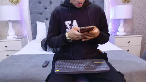 Snapshot of zoekrug chatting on 11.17.25 Zoe Krug online show from 11.17.25