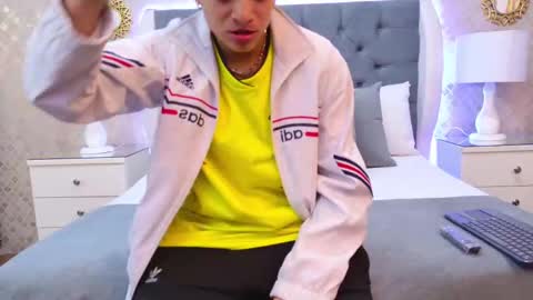 Snapshot of zoekrug chatting on 11.18.25 Zoe Krug online show from 11.18.25