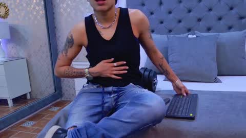 Snapshot of zoekrug chatting on 11.19.25 Zoe Krug online show from 11.19.25