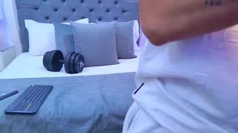 Snapshot of zoekrug chatting on 11.28.25 Zoe Krug online show from 11.28.25