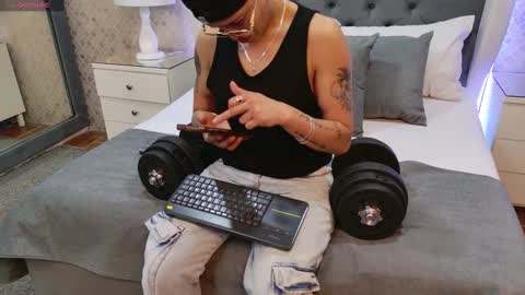 Snapshot of zoekrug chatting on 12.20.25 Zoe Krug online show from 12.20.25