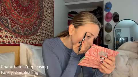 Snapshot of zoepleasing chatting on 10.14.25 zoepleasing online show from 10.14.25