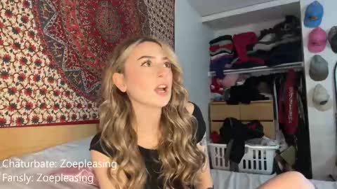 Snapshot of zoepleasing chatting on 10.17.25 zoepleasing online show from 10.17.25