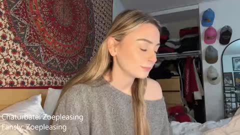 Snapshot of zoepleasing chatting on 10.26.25 zoepleasing online show from 10.26.25