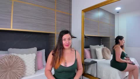 Snapshot of zoevold chatting on 11.30.25 ZOE online show from 11.30.25