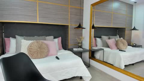 Snapshot of zoevold chatting on 12.03.25 ZOE online show from 12.03.25