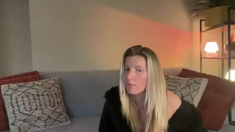 Zoeydanner online show from 02.12.26
