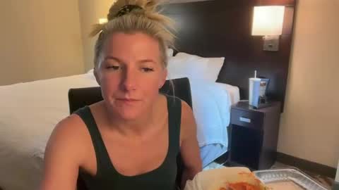 Zoeydanner online show from 03.28.26