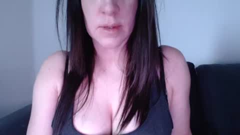 Snapshot of zoibee chatting on 02.12.25 zoibee online show from 02.12.25