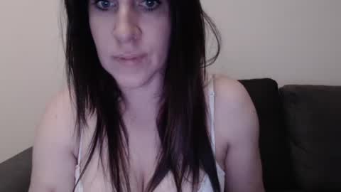 Snapshot of zoibee chatting on 09.20.25 zoibee online show from 09.20.25