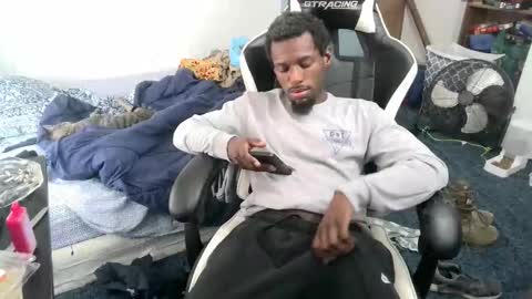 Snapshot of zoneingout chatting on 11.06.25 zoneingout online show from 11.06.25