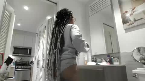 Snapshot of zoravoyce chatting on 09.19.25 Treasure Golden online show from 09.19.25