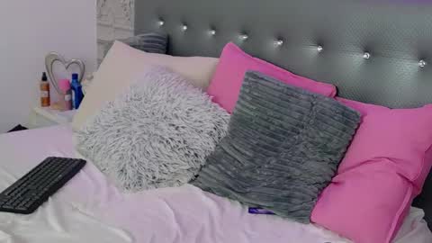 Snapshot of zurisaint chatting on 01.12.26 zurisaint online show from 01.12.26